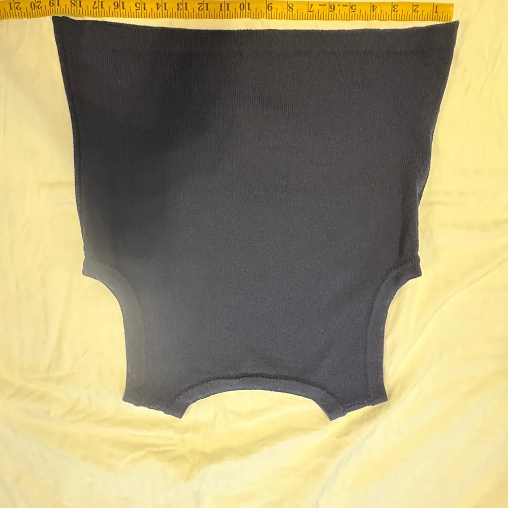 St John Sport by Marie Gray
Navy wool blend knit vest 
Vintage EUC medium - Picture 4 of 6